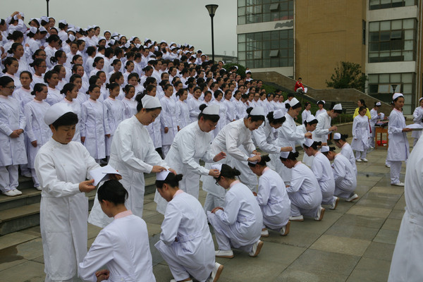 太阳成举行2013级护生授帽仪式暨庆祝“5·12国际护士节”护理技能大赛