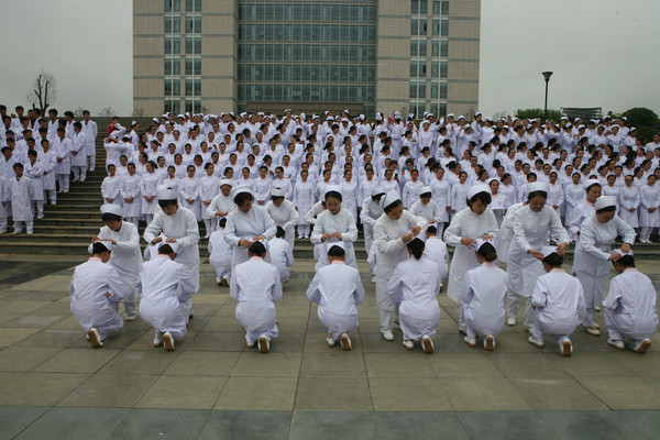 太阳成举行2013级护生授帽仪式暨庆祝“5·12国际护士节”护理技能大赛